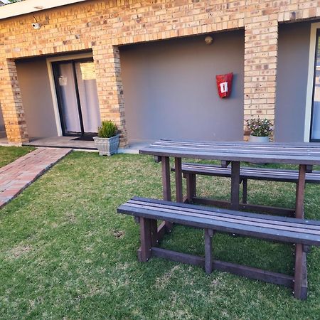 A Step Ahead Hotel Klerksdorp Buitenkant foto
