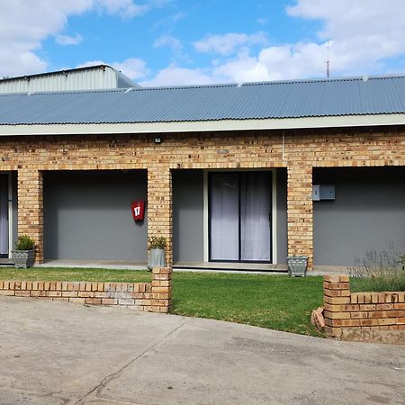 A Step Ahead Hotel Klerksdorp Buitenkant foto