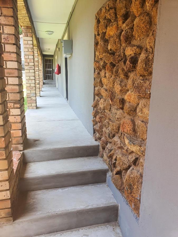 A Step Ahead Hotel Klerksdorp Buitenkant foto