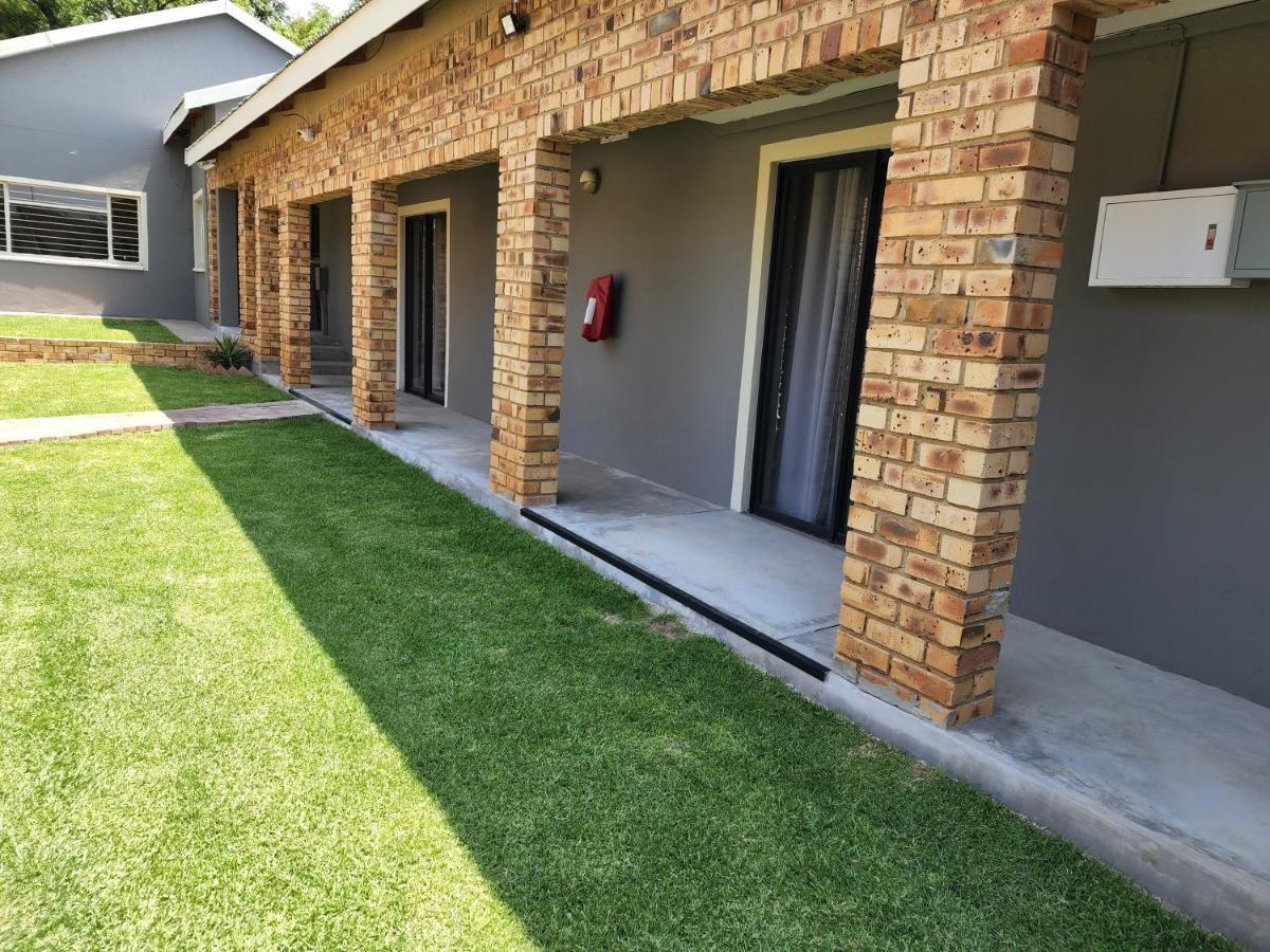 A Step Ahead Hotel Klerksdorp Buitenkant foto