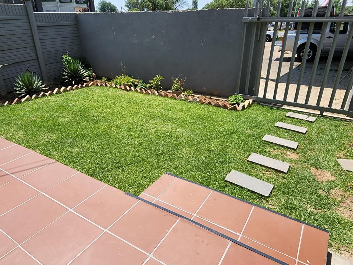 A Step Ahead Hotel Klerksdorp Buitenkant foto