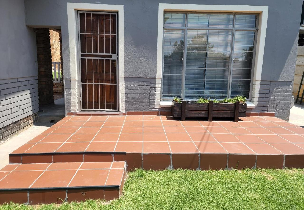 A Step Ahead Hotel Klerksdorp Buitenkant foto