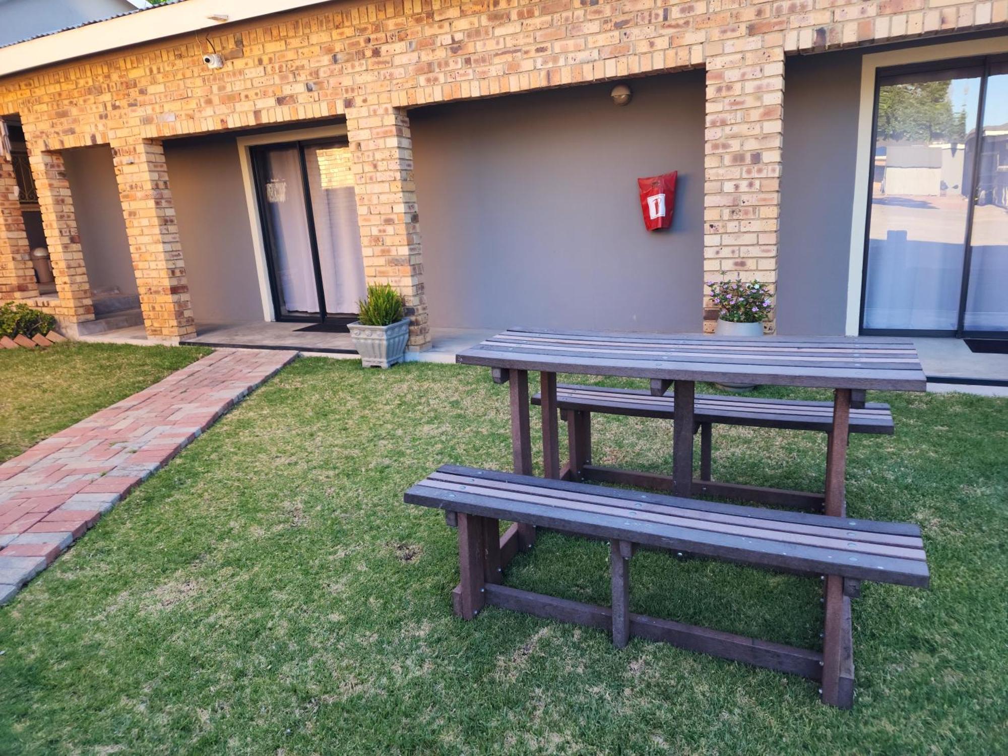 A Step Ahead Hotel Klerksdorp Buitenkant foto
